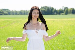 Annasia in Showy Beauty set Meadows 2