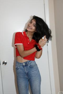 Ushna Malik in Zishy set Xbox One