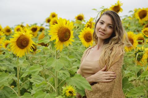 Kira T in Erotic Beauty set Sunflower Treats