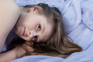 Daisy Gold in Rylsky Art set Veil