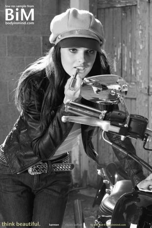 Karmen in Body In Mind set Classic Softail B W