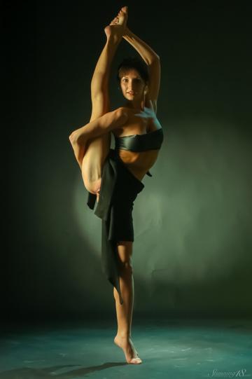 Leah X in Stunning 18 set Leah Dancing In The Shadows