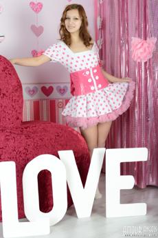 Lara in Amour Angels set Love