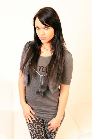 Frida in Watch 4 Beauty set Casting Frida