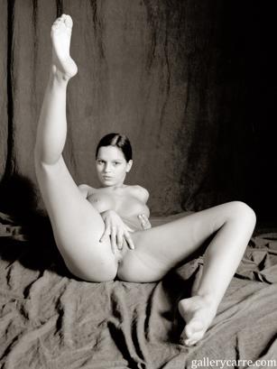 Eve in Gallery Carre set On The Floor