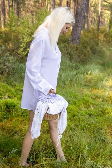 Roni in Metart set River Bath