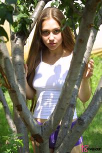 Rossana in 18 Magazine set Flower crown