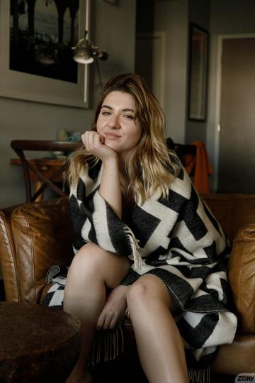 Olivia Yukon in Zishy set Birds and Roses