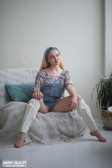 Blondy in Showy Beauty set Impossible To Resist