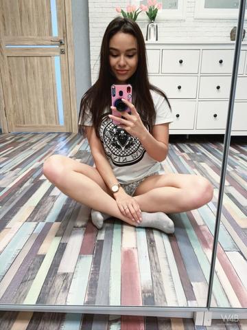 Astrid in Watch 4 Beauty set Astrids Selfies