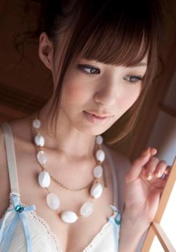 Hoshi Ai in All Gravure set Crystal Necklace