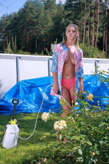 Darina N in Stunning 18 set Country Entertainment